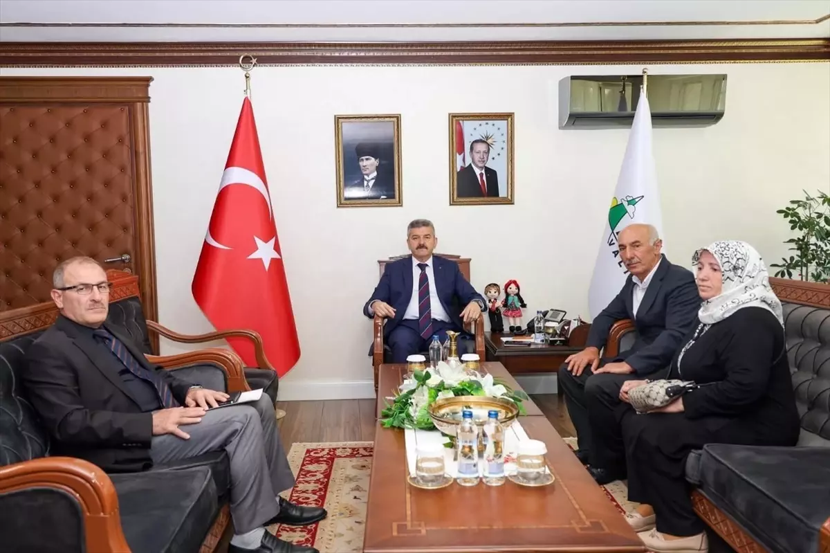 artvin-valisi-ergun-sehit-ailesi-ile-bir-araya-geldi-OGEIAyYz.jpg