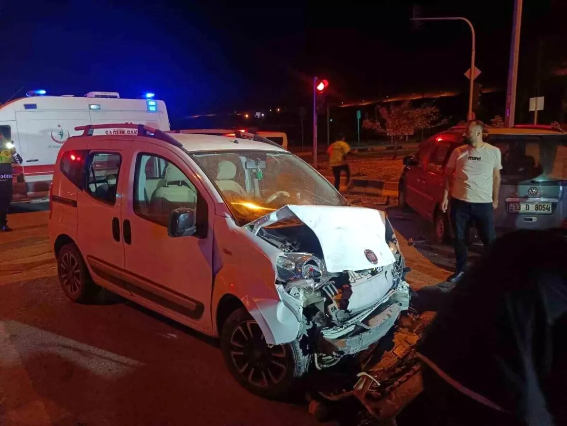 agrida-kirmizi-isik-ihlali-sonucu-trafik-kazasi-3-yarali-YP28hRwe.jpg