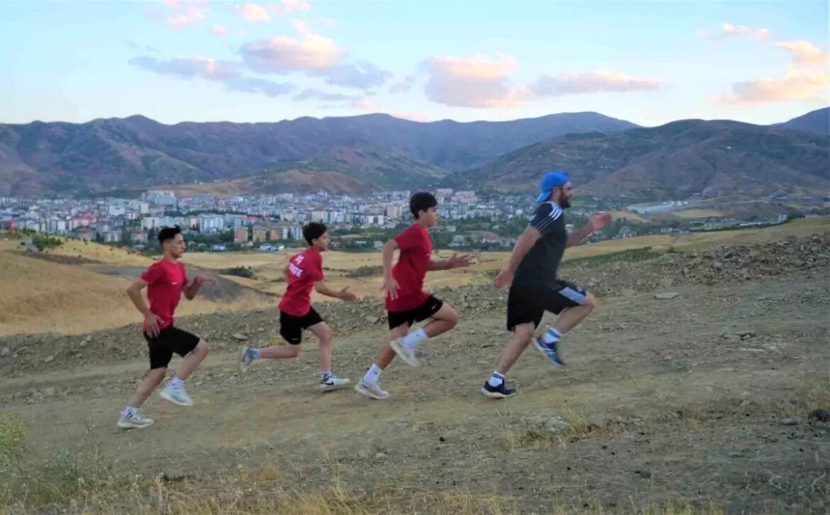 musta-karate-sporculari-dag-kosusu-ile-sampiyonalara-hazirlaniyor-2A8A8Jrv.jpg